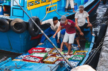 Vietnamlı balıkçı teknesi Nha Trang 'daki nehir limanında Vietnamlı balıkçılarla birlikte. Nha Trang, Vietnam - 8 Eylül 2024