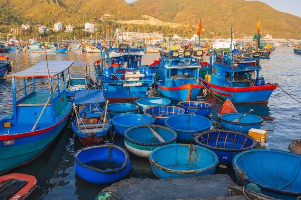 Geleneksel Vietnam balıkçı tekneleri sepetleri, gemiler ve gemiler Nha Trang nehrindeki balıkçı limanında. Nha Trang, Vietnam - 8 Eylül 2024