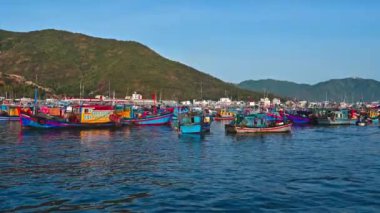 Geleneksel Vietnam balıkçı tekneleri ve gemileri Nha Trang 'daki Vinh Truong balıkçı limanında nehrin kıyısında. Nha Trang, Vietnam - 8 Eylül 2024