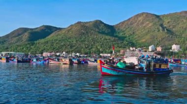 Geleneksel Vietnam balıkçı tekneleri, gemiler ve gemiler Nha Trang 'daki nehir kıyısında. Nha Trang, Vietnam - 8 Eylül 2024