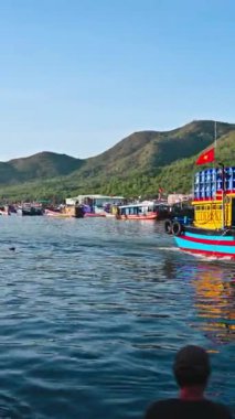 Geleneksel Vietnam balıkçı tekneleri ve gemileri Nha Trang 'daki Vinh Truong balıkçı limanında nehrin kıyısında. Nha Trang, Vietnam - 8 Eylül 2024