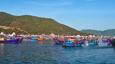 Vietnam 'da Nha Trang' daki balıkçı limanında limandaki Vietnam balıkçı tekneleri ve gemileri. Nha Trang, Vietnam - 8 Eylül 2024