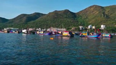 Vietnam balıkçı tekneleri, gemiler ve gemiler Nha Trang 'daki nehir kıyısında. Nha Trang, Vietnam - 8 Eylül 2024