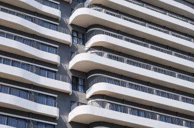 Balkonları olan modern bir otel gökdeleni tasarımı.