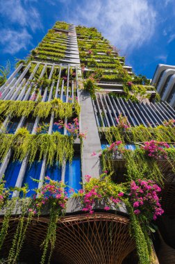 Vietnam 'da Asya' da peyzaj ve asma bahçeleri olan modern yeşil ekoloji yerleşim yeri gökdeleninin ön cephesi