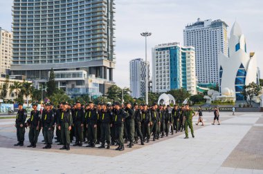 Şehirdeki merkez meydanında bir grup genç Vietnamlı polis memurunun eğitimi. Nha Trang, Vietnam - 31 Temmuz 2024