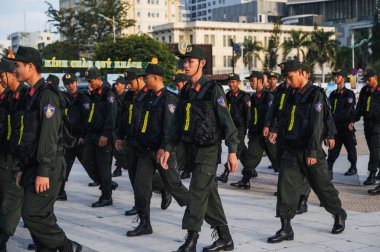 Genç Asyalı Vietnamlı polis adayları yazın şehrin sokaklarında. Nha Trang, Vietnam - 31 Temmuz 2024