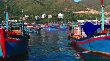Vietnam balıkçı tekneleri, gemiler ve gemiler Nha Trang 'daki nehir kıyısında. Nha Trang, Vietnam - 8 Eylül 2024