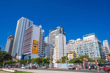 Yazın Asya 'da bir tatil köyünün ilk hattındaki gökdelen otelleri. Nha Trang, Vietnam - 3 Ağustos 2024
