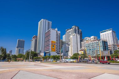 Yazın Asya 'da bir tatil köyünün merkezindeki ilk hatta Skyscrapers otelleri. Nha Trang, Vietnam - 3 Ağustos 2024