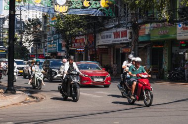 Motosiklet trafiği yaz günü tatil köyünün merkezinde. Nha Trang, Vietnam - 3 Ağustos 2024