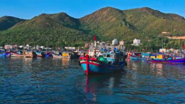 Vietnam 'da Nha Trang' daki balıkçı limanında limandaki Vietnam balıkçı tekneleri ve gemileri. Nha Trang, Vietnam - 8 Eylül 2024