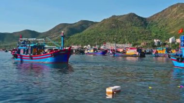 Geleneksel Vietnam balıkçı tekneleri ve gemileri Nha Trang 'daki Vinh Truong balıkçı limanında nehrin kıyısında. Nha Trang, Vietnam - 8 Eylül 2024