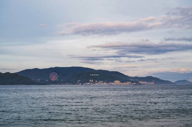 Vietnam 'daki VinPearl Lunaparkı ile denize bakan manzara. Yazın gün batımında Nha Trang' da.