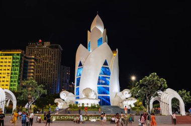 Lotus Kulesi ya da Thap Tram Huong Kulesi, Asya 'daki merkez meydanda. Nha Trang, Vietnam - 2 Eylül 2024