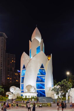 Lotus Kulesi ya da Thap Tram Huong Kulesi, Asya 'daki merkez meydanda. Nha Trang, Vietnam - 2 Eylül 2024