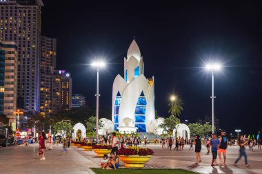 Nilüfer kulesi ya da Thap Tram Huong Kulesi 'nin bulunduğu merkez meydan Asya' da bir gece şehrinde. Nha Trang, Vietnam - 2 Eylül 2024