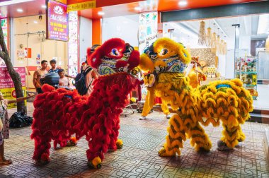 Asya 'da düzenlenen festival töreninde, Asyalı Vietnamlı kostümlü ejderha gösterisi caddede. Nha Trang, Vietnam - 2 Eylül 2024