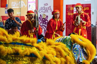 Asya 'daki festival festivalinde geleneksel kostümlü davulcu Vietnamlı müzisyenler. Nha Trang, Vietnam - 2 Eylül 2024