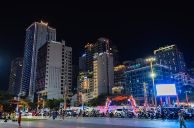 Geceleri Asya 'da bir tatil köyünün ana caddesindeki gökdelenler ve oteller. Nha Trang, Vietnam - 20 Ağustos 2024