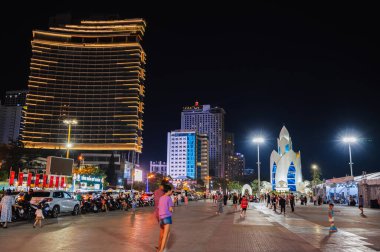 Gece vakti Asya 'nın turistik şehrinde Lotus Kulesi' nin bulunduğu merkez meydan. Nha Trang, Vietnam - 20 Ağustos 2024