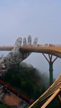 Sun World Ba Na Hills Parkı 'ndaki Golden Bridge' de bir yaz günü sis içinde turistler. Da Nang, Vietnam - 13 Eylül 2024