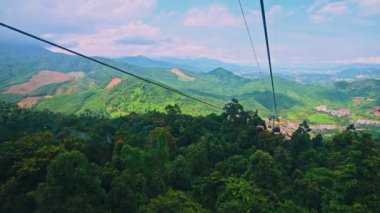 Yazın Asya 'da Sun World Ba Na Hills eğlence parkında kulübeleri yokuş yukarı giden bir teleferik. Da Nang, Vietnam - 13 Eylül 2024