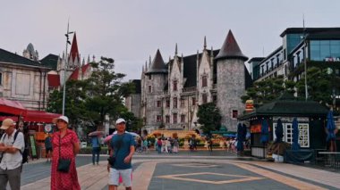 Asya 'daki Sun World Ba Na Hills eğlence parkında kaleleri olan eski bir kasaba. Da Nang, Vietnam - 13 Eylül 2024