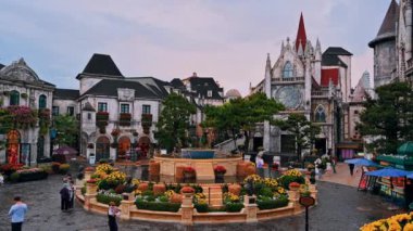 Asya 'daki Sun World Ba Na Hills eğlence parkındaki bir Fransız köyünün meydanında şatoları ve Katolik kilisesi olan eski bir kasaba. Da Nang, Vietnam - 13 Eylül 2024