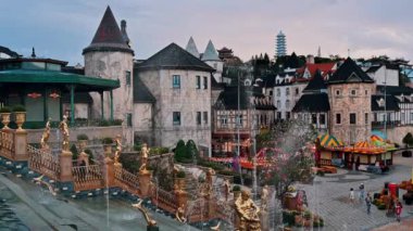 Asya 'daki Ba Na Hills' teki Sun World eğlence parkındaki Fransız köyünün meydanında şatosu ve çeşmesi olan eski bir kasaba. Da Nang, Vietnam - 13 Eylül 2024