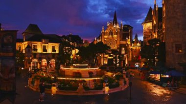 Eski Avrupa 'nın eğlence parkındaki Fransız köyünün merkez meydanında geceleyin Sun World Ba Na Hills. Da Nang, Vietnam - 13 Eylül 2024