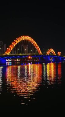 Han Nehri üzerindeki Ejderha Köprüsü Vietnam 'daki Da Nang tatil köyünde.