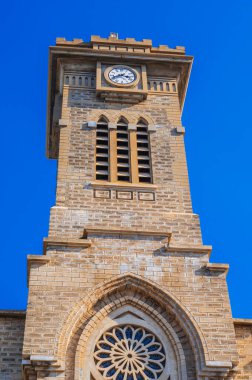 Nha Trang Katedrali 'ndeki saat kulesi ya da Taş Katolik Kilisesi ya da Vietnam' daki Kral Katedrali 'ndeki mavi bir arka planda.