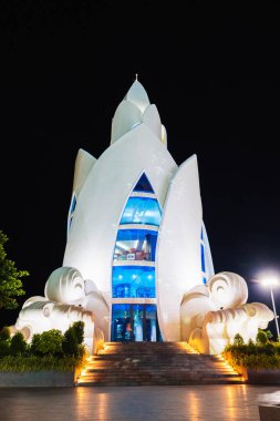 Beyaz Lotus Kulesi ya da Thap Tramvay Huong Kulesi Nha Trang şehrinde geceleyin Vietnam 'da merkez meydanında.