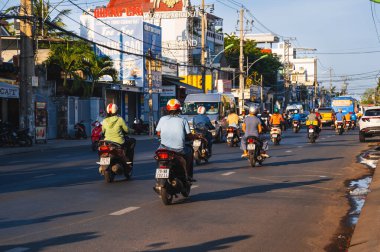Gündüz vakti Asya 'da bir şehirde motosiklet trafiği. Nha Trang, Vietnam - 22 Ağustos 2024