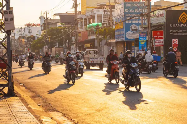 Yaz sabahı şafakta Asya 'da bir şehirde motosiklet trafiği. Nha Trang, Vietnam - 22 Ağustos 2024