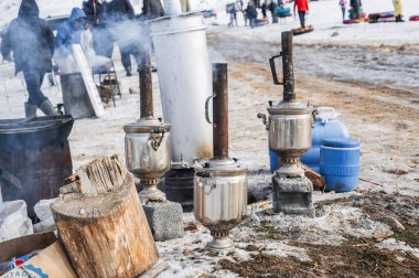 Rus semaverleri yakacak odunları tüttürüyor doğada..