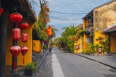 Hoi 'deki eski kasabada geleneksel sarı evleri olan sokaklar Vietnam' da yaz günü bir şehir.