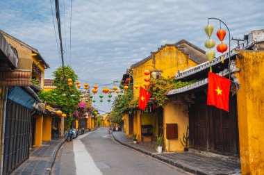Hoi şehrinde geleneksel sarı evleri olan sokaklar. Vietnam 'da bir şehir.