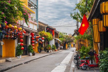 Hoi şehrinde geleneksel sarı evleri olan sokaklar. Vietnam 'da bir şehir.