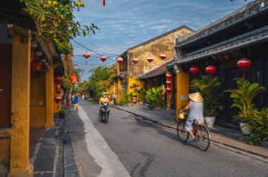 Tarihi sarı evleri olan Hoi An şehrindeki antik Asya caddeleri. Hoi An, Vietnam - 12 Eylül 2024