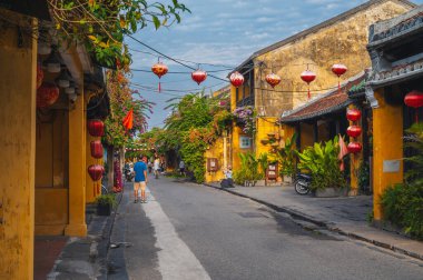 Hoi An şehrindeki eski bir caddede. Yazın geleneksel sarı evleri ve binaları olan bir şehir. Hoi An, Vietnam - 12 Eylül 2024
