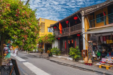 Yazın tarihi evleri olan Hoi An şehrinin eski Asya sokaklarında. Hoi An, Vietnam - 12 Eylül 2024
