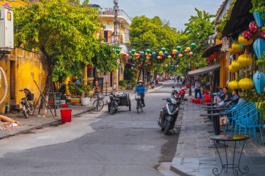 Tarihi evleri ve yeşil ağaçları olan eski Hoi An şehrindeki güzel antik Asya sokakları. Hoi An, Vietnam - 12 Eylül 2024