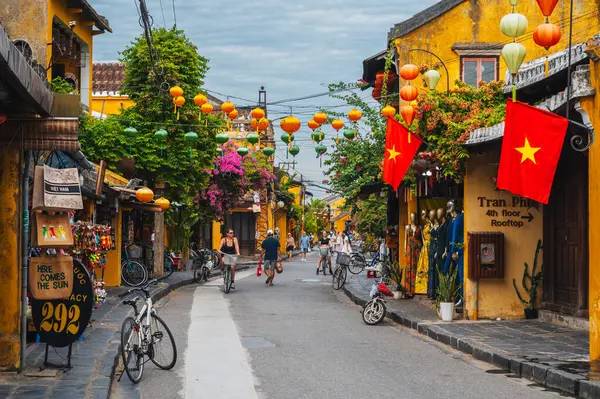 Vietnam 'ın Hoi An şehrindeki geleneksel sarı evleri olan sokaklar. Hoi An, Vietnam - 12 Eylül 2024