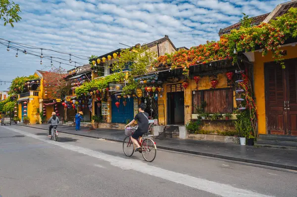 Yazın tarihi evleri olan Hoi An şehrinin eski Asya sokaklarında. Hoi An, Vietnam - 12 Eylül 2024
