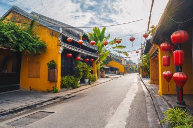 Hoi şehrinde geleneksel sarı evleri ve binaları olan sokaklar. Vietnam 'da bir şehir.