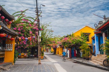 Hoi 'nin eski kasabasında tarihi sarı evleri ve binaları olan güzel sokaklar. Yazın Vietnam' da bir şehir.