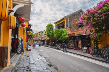 Hoi An 'da tarihi Asya tarzında geleneksel sarı evleri olan eski bir kasaba caddesi. Hoi An, Vietnam - 12 Eylül 2024