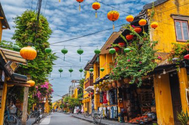 Vietnam 'da Hoi An şehrindeki geleneksel sarı evleri olan sokaklar. Hoi An, Vietnam - 12 Eylül 2024